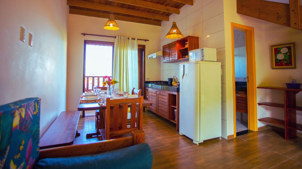 Interior do chalé — sala e cozinha integradas