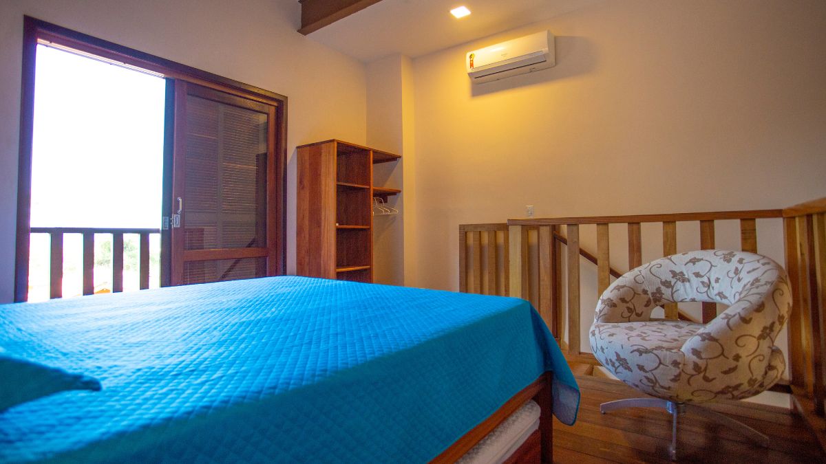 Chalé com mezanino e vista para o mar