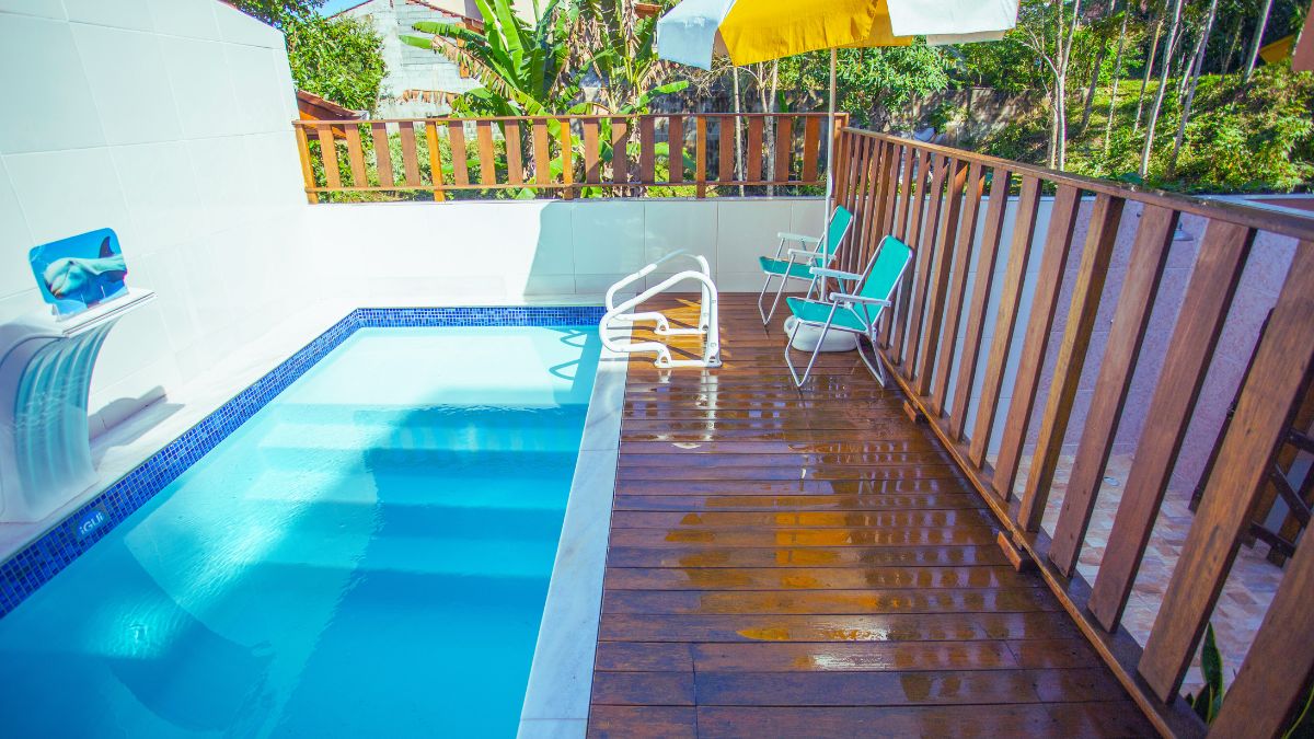 Piscina com deck de madeira do Recanto