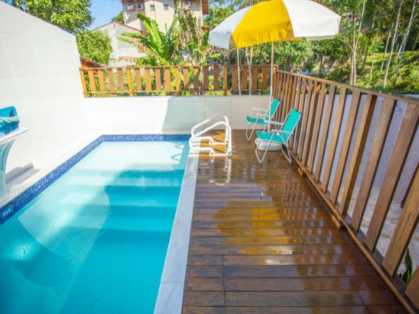 Vista da piscina do Recanto Leões de Ouro