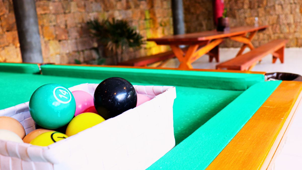 Varanda com mesa de bilhar e área de convivência